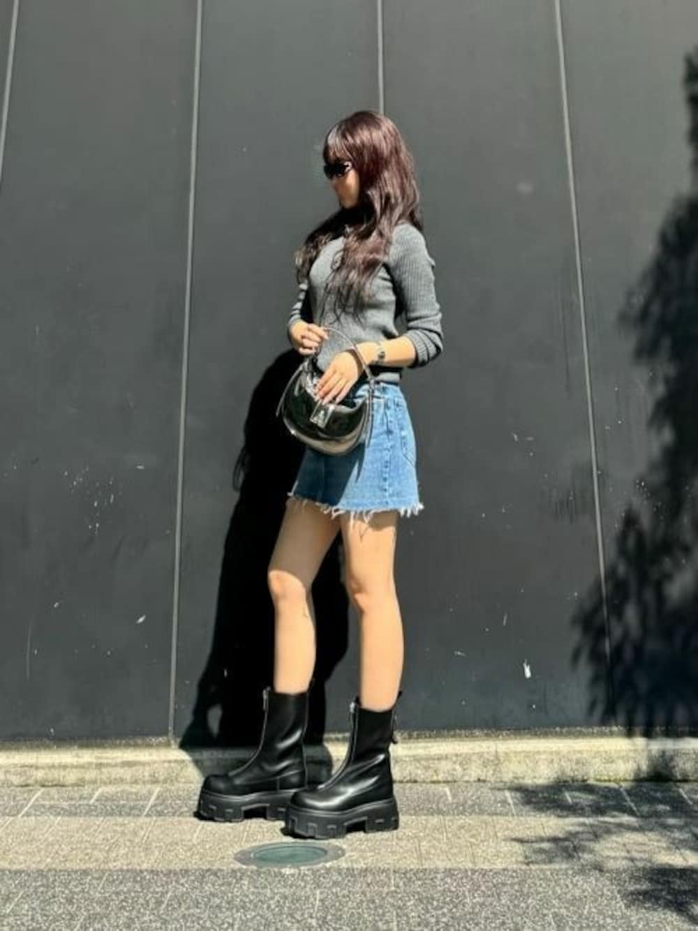 「CHARLES & KEITHのトライアングルバックル ベルトショルダーバッグ（ハンドバッグ、シルバー系）」を使った、CHARLES & KEITHさん（レディース・160cm）の秋コーディネートの1枚目の写真
