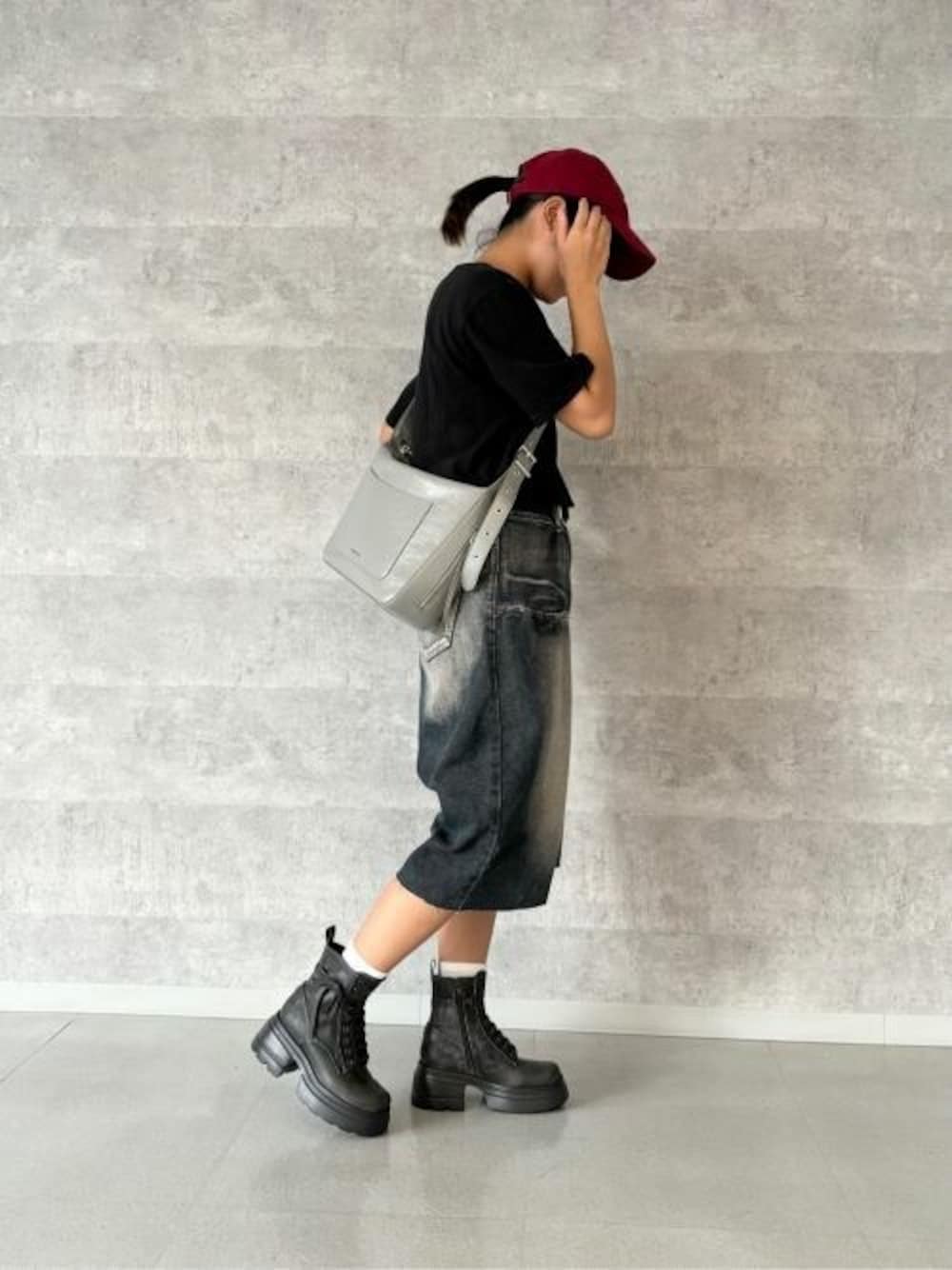 「CHARLES & KEITHのXylia ザイリア イーロンゲイティドホーボーバッグ（ショルダーバッグ、グレー系）」を使った、CHARLES & KEITHさん（レディース・160cm）の秋コーディネートの1枚目の写真