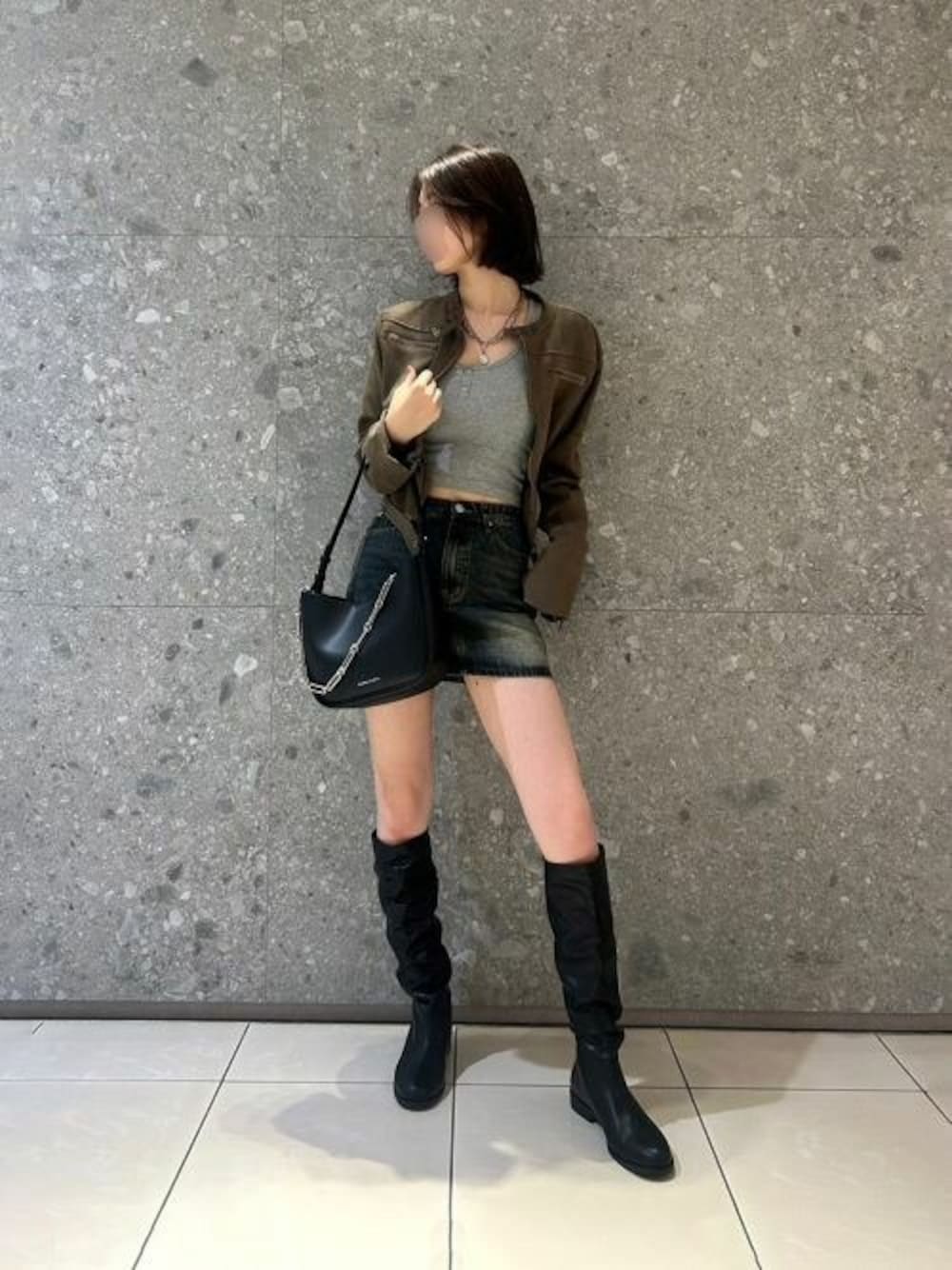 「CHARLES & KEITHのRobyn ロビン チェーンハンドルバッグ（ショルダーバッグ、ブラック系）」を使った、CHARLES & KEITHさん（レディース・160cm）の秋コーディネートの1枚目の写真