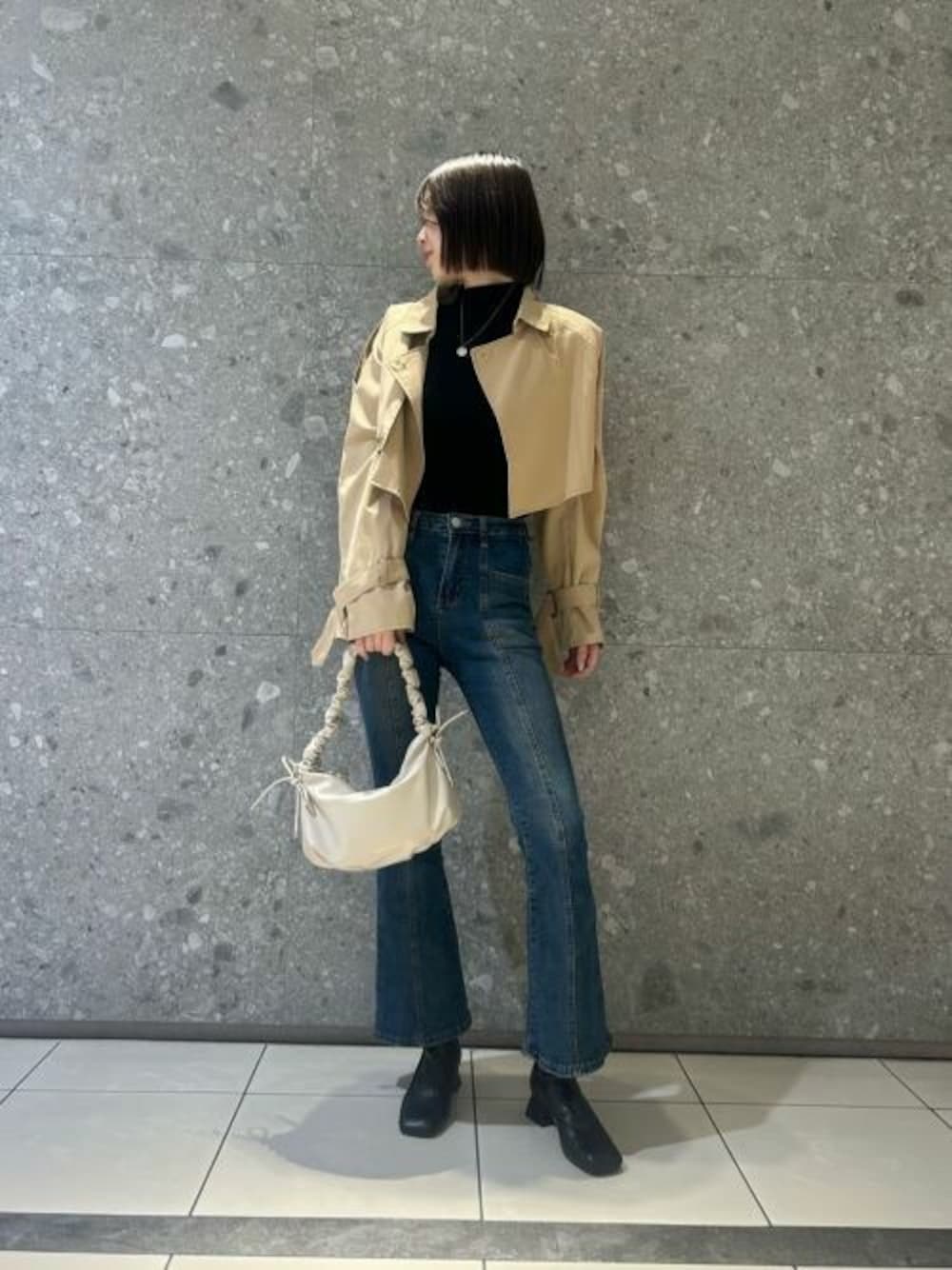 「CHARLES & KEITHのMaisy メイジー ルーシュドハンドルホーボーバッグ（ショルダーバッグ、ベージュ系）」を使った、CHARLES & KEITHさん（レディース・160cm）の冬コーディネートの1枚目の写真