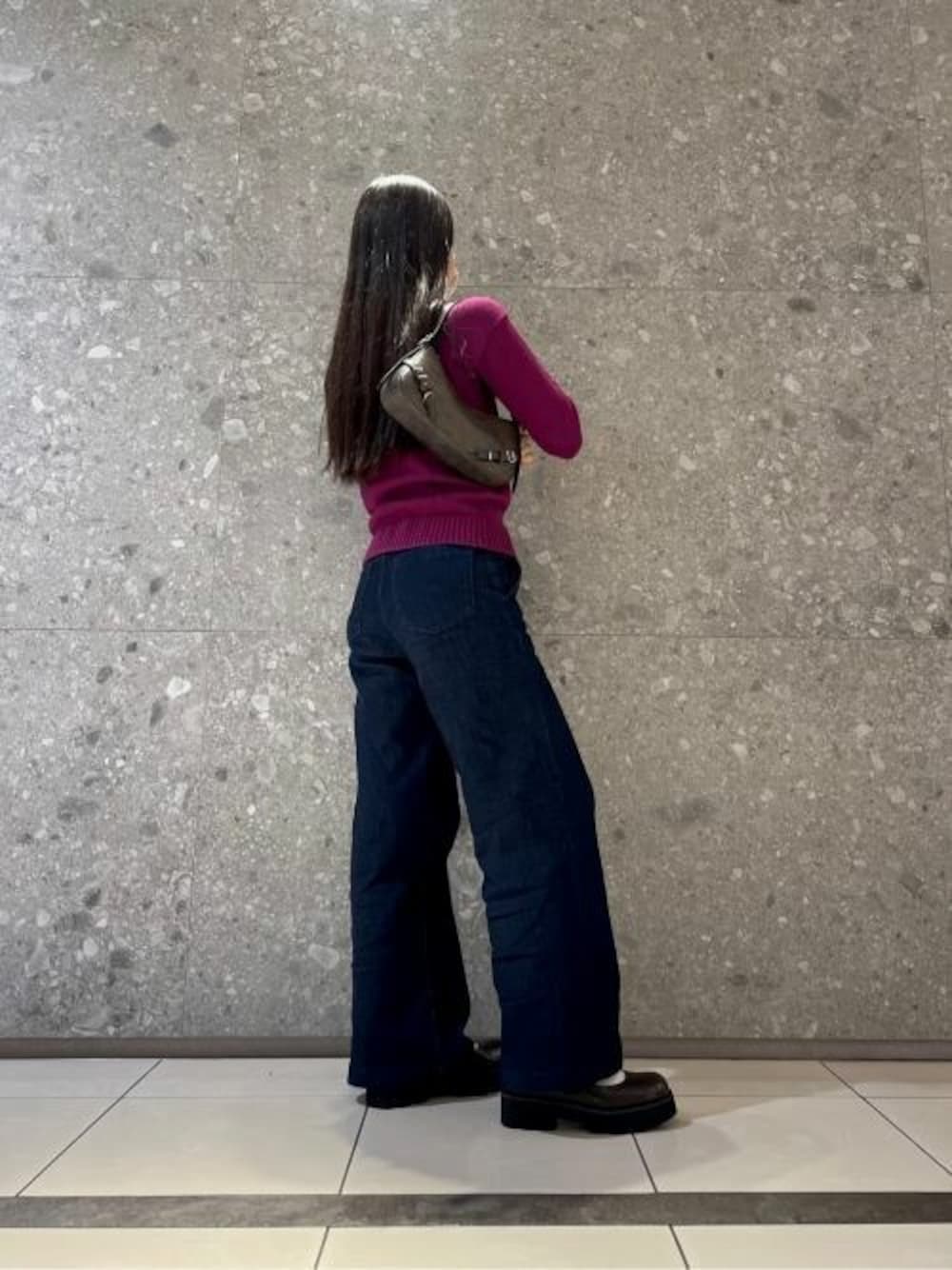 ブラウン系のショルダーバッグ、レッド系のパンプスを着用したレディースの冬コーディネートの1枚目の写真