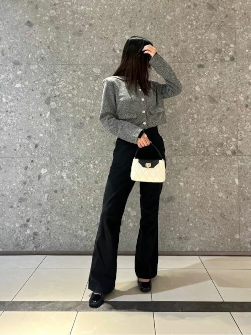 「CHARLES & KEITHのArwenアルウェンブレードストラップトップハンドルバッグ（ハンドバッグ、その他）」を使った、CHARLES & KEITHさん（レディース・160cm）の冬コーディネートの1枚目の写真