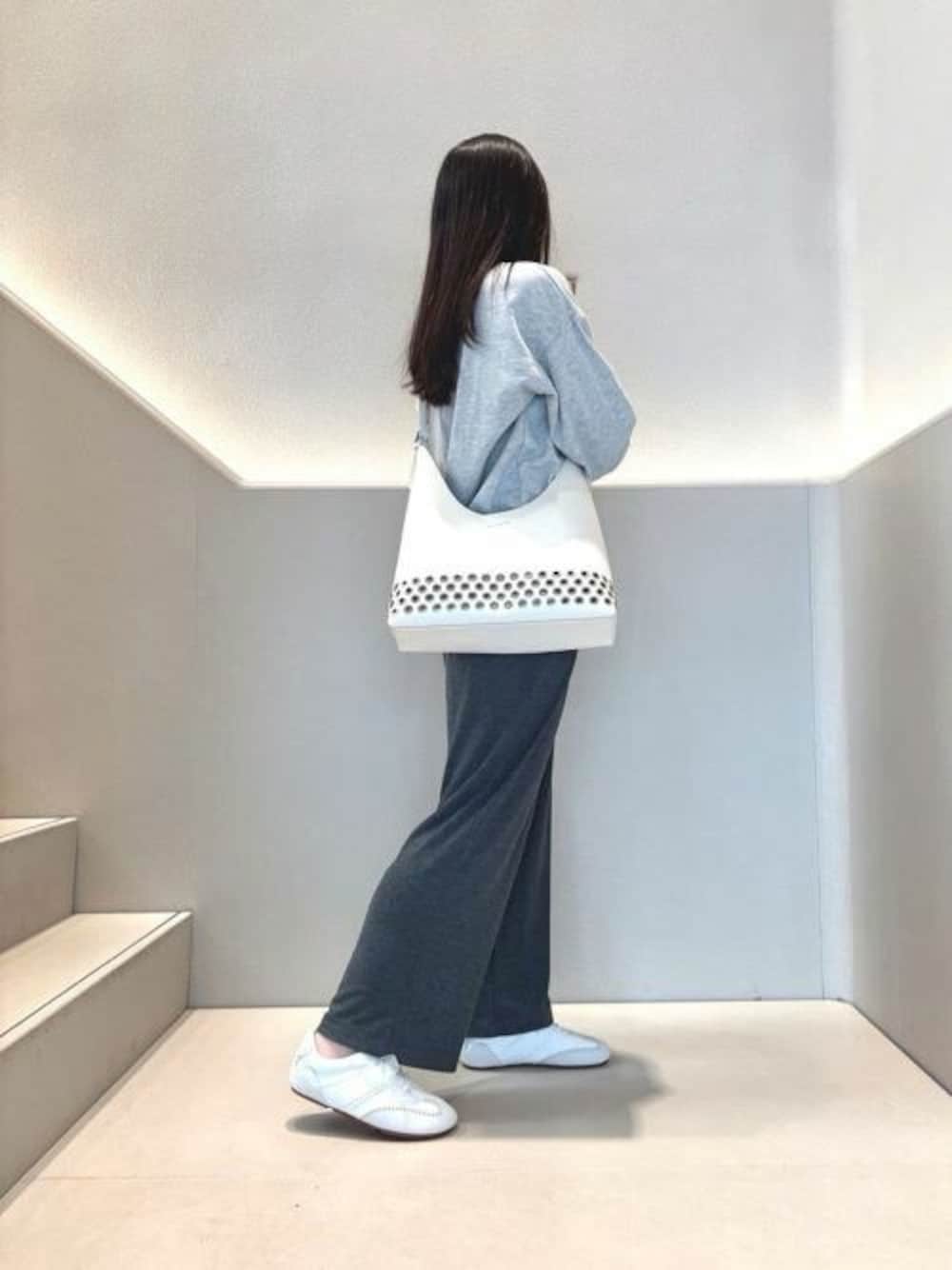 「CHARLES & KEITHのLiv リブ グロメットホーボーバッグ（ショルダーバッグ、ベージュ系）」を使った、CHARLES & KEITHさん（レディース・160cm）の冬コーディネートの1枚目の写真