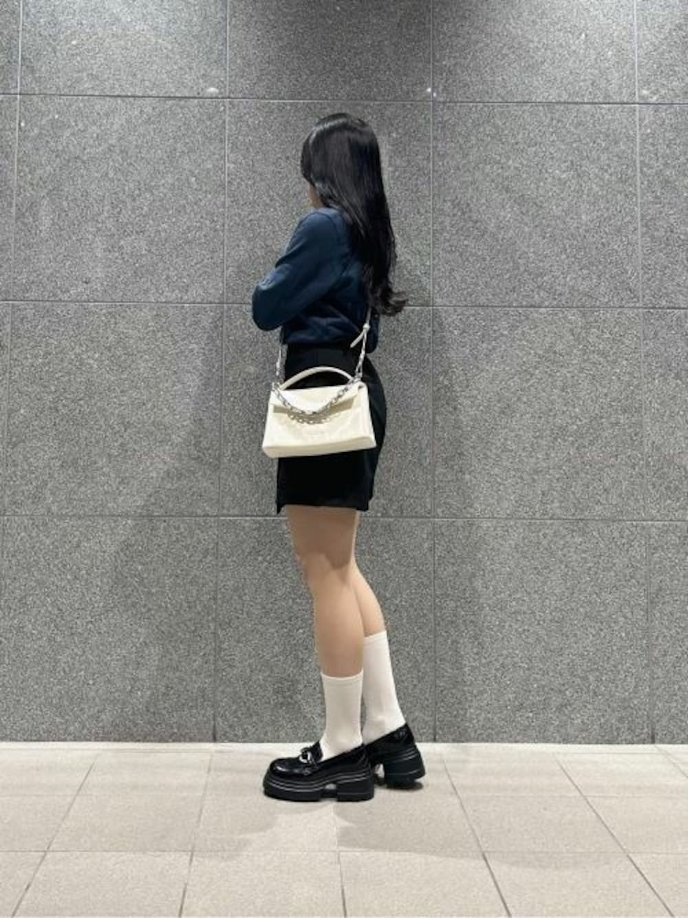 「CHARLES & KEITHのAndromeda アンドロメダ チャンキーチェーントップハンドルバッグ（ハンドバッグ、ベージュ系）」を使った、CHARLES & KEITHさん（レディース・160cm）の冬コーディネートの1枚目の写真