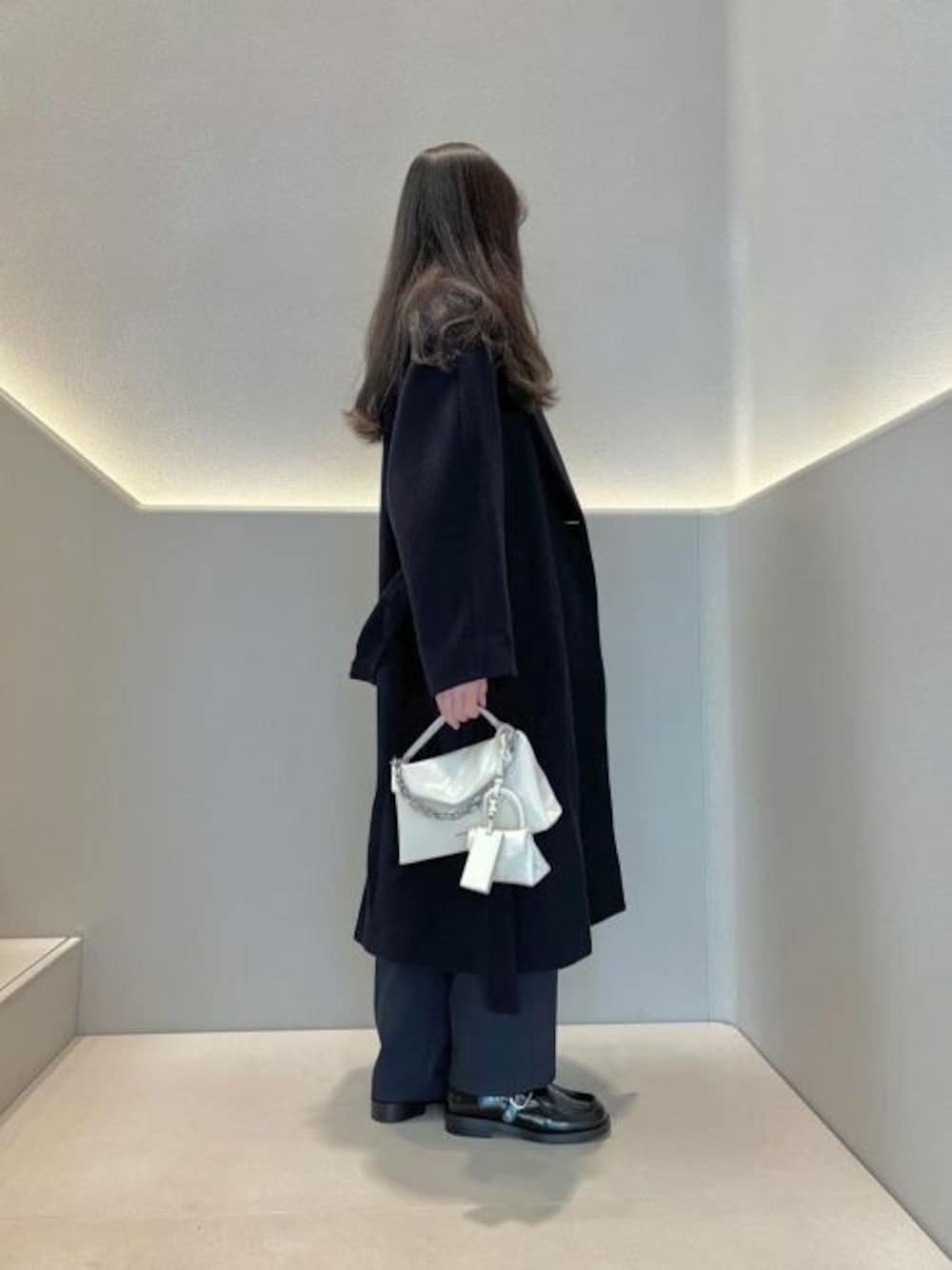「CHARLES & KEITHのAndromeda アンドロメダ チャンキーチェーントップハンドルバッグ（ハンドバッグ、ベージュ系）」を使った、CHARLES & KEITHさん（レディース・160cm）の冬コーディネートの1枚目の写真