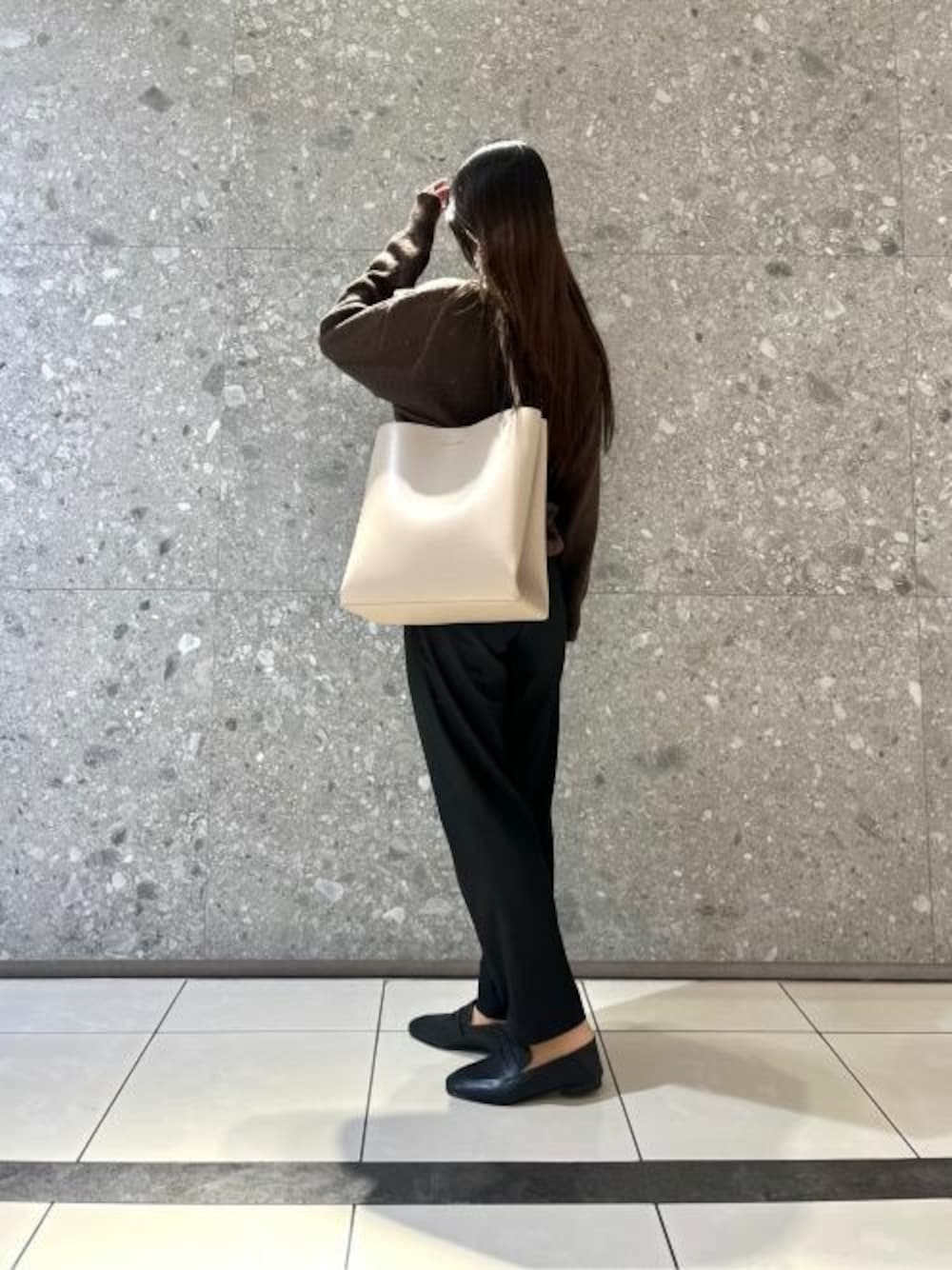 「CHARLES & KEITHのLeia レイア トートバッグ（トートバッグ、ベージュ系）」を使った、CHARLES & KEITHさん（レディース・160cm）の冬コーディネートの1枚目の写真
