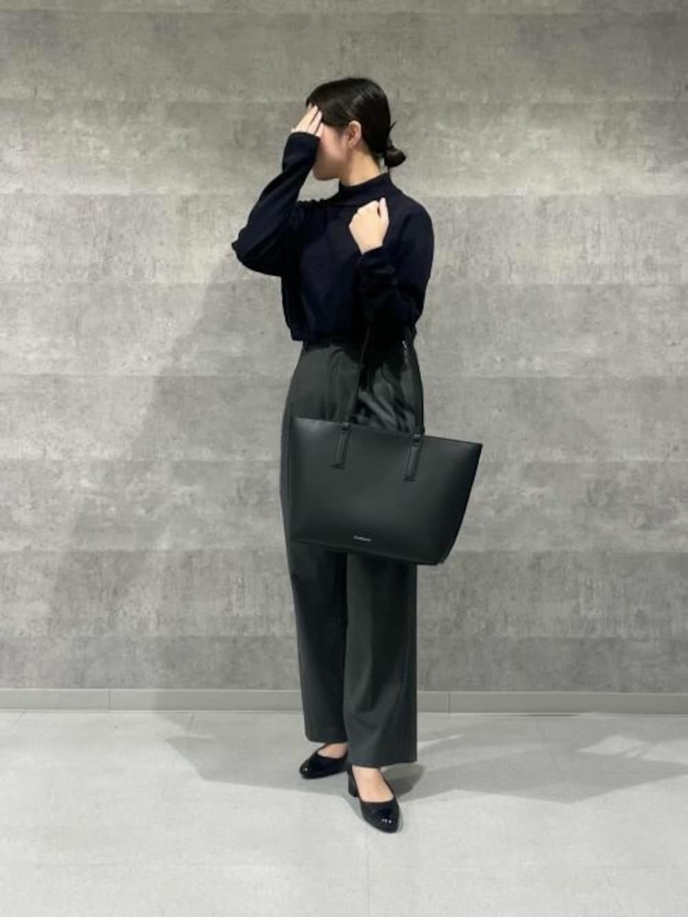 「CHARLES & KEITHのNoelle ノエル トートバッグ（トートバッグ、ブラック系）」を使った、CHARLES & KEITHさん（レディース・160cm）の春コーディネートの1枚目の写真