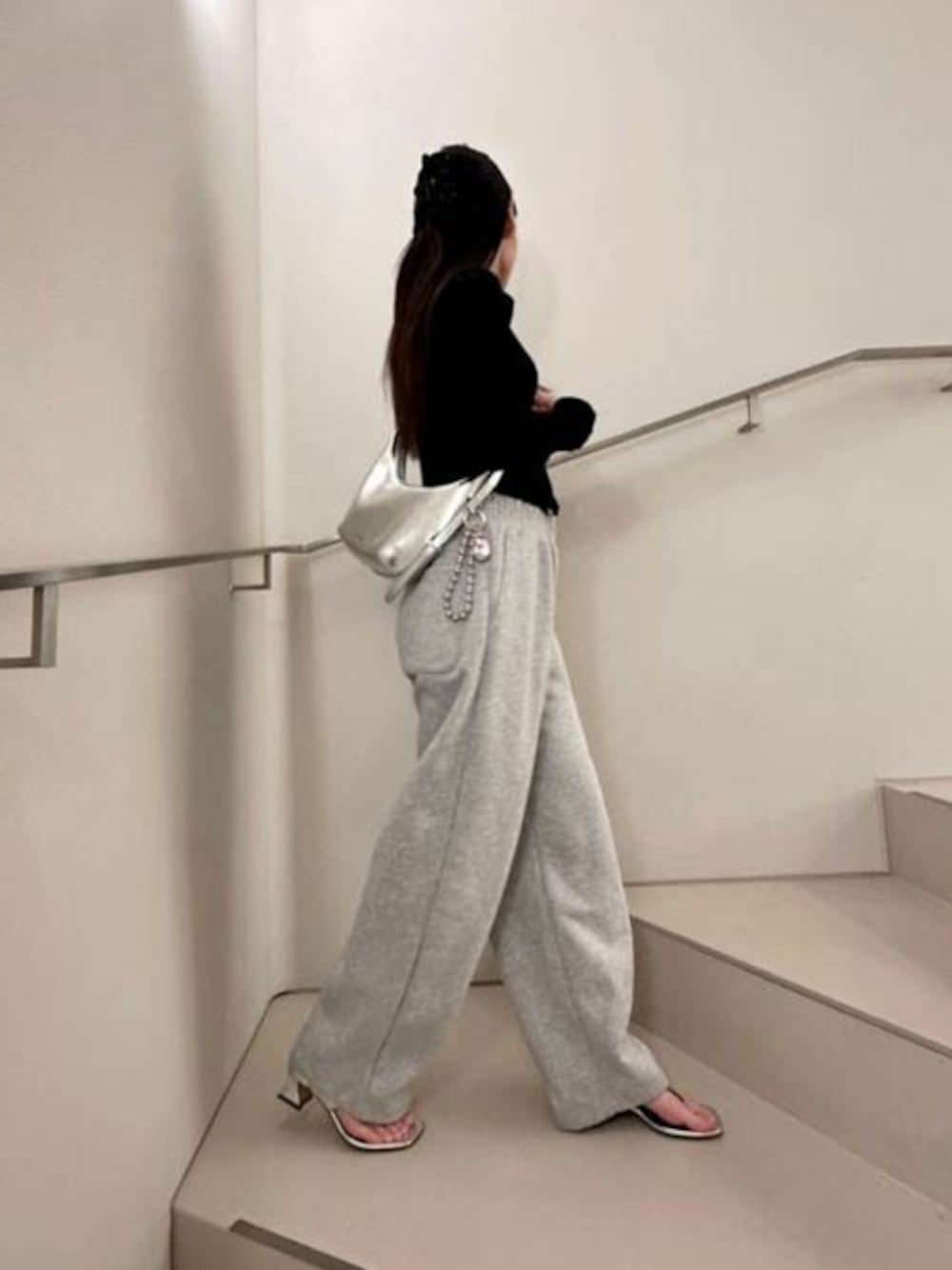 「CHARLES & KEITHのBryna ブライナ カーブホーボーバッグ（ショルダーバッグ、シルバー系）」を使った、CHARLES & KEITHさん（レディース・160cm）の春コーディネートの1枚目の写真