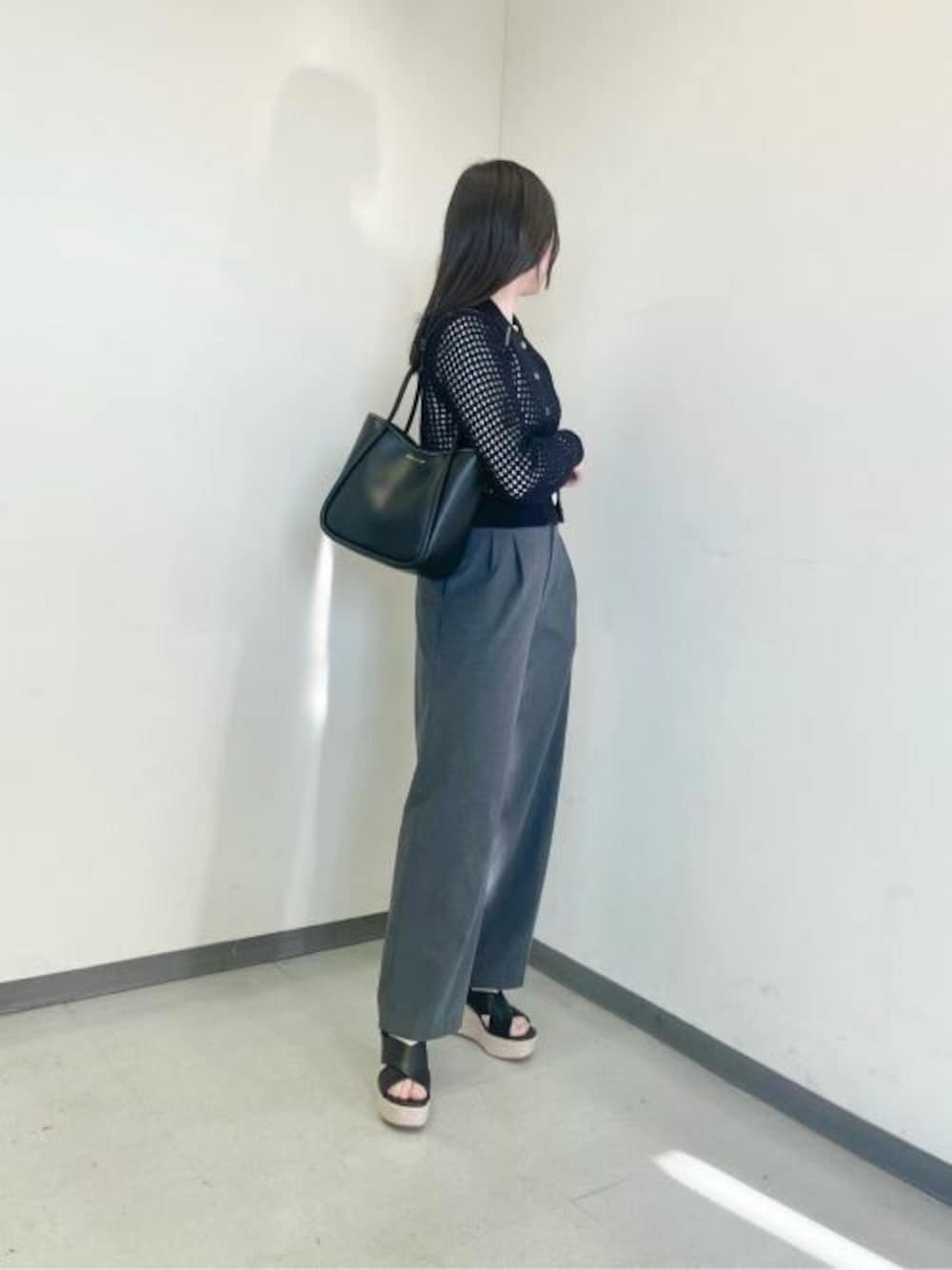 「CHARLES & KEITHのLyla ミニライラ チューブラートートバッグ（トートバッグ、ブラック系）」を使った、CHARLES & KEITHさん（レディース・160cm）の夏コーディネートの1枚目の写真