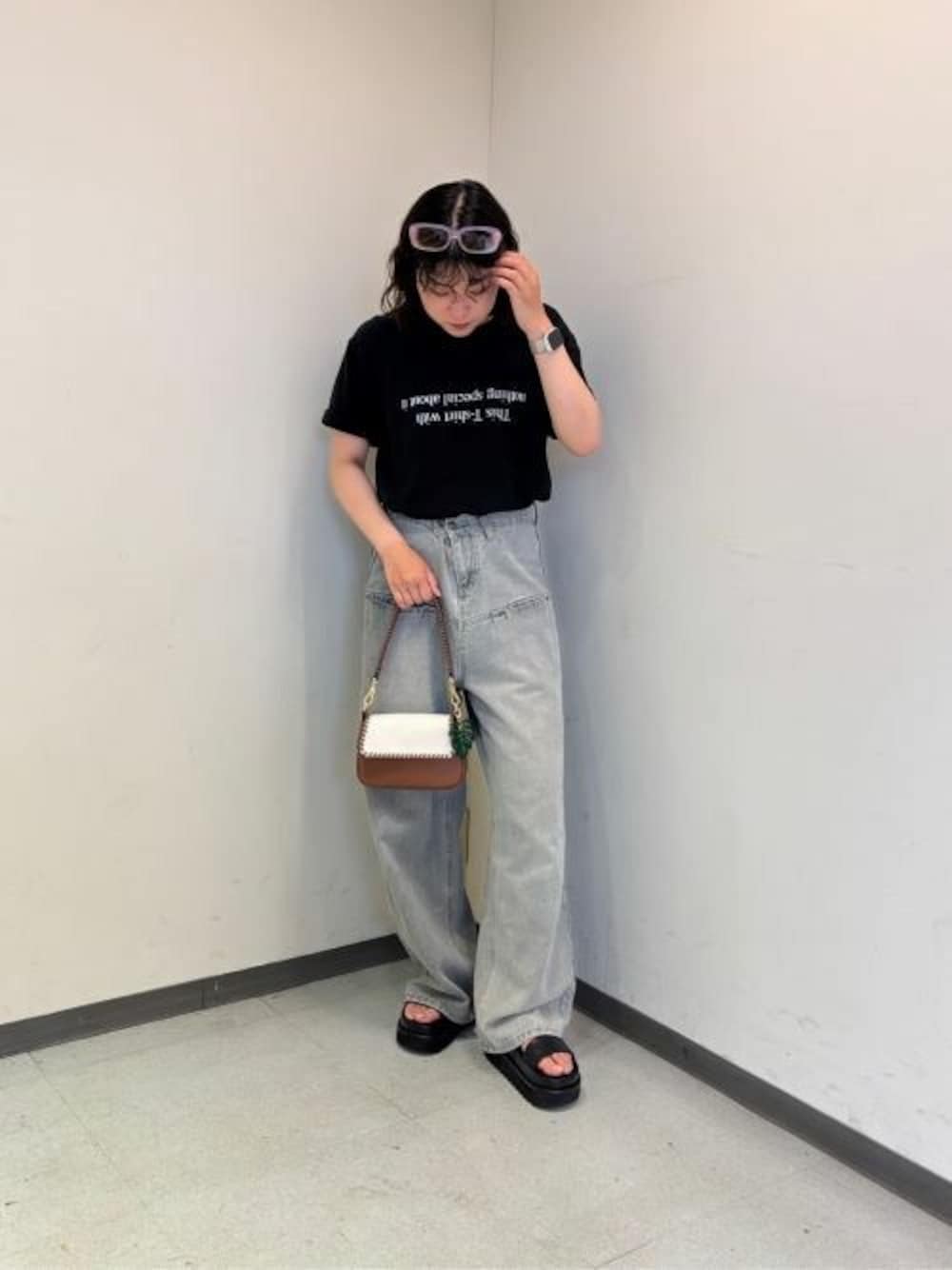 「CHARLES & KEITHのBlume ブリュム ブレードショルダーバッグ（ショルダーバッグ、グレー系）」を使った、CHARLES & KEITHさん（レディース・160cm）の夏コーディネートの1枚目の写真