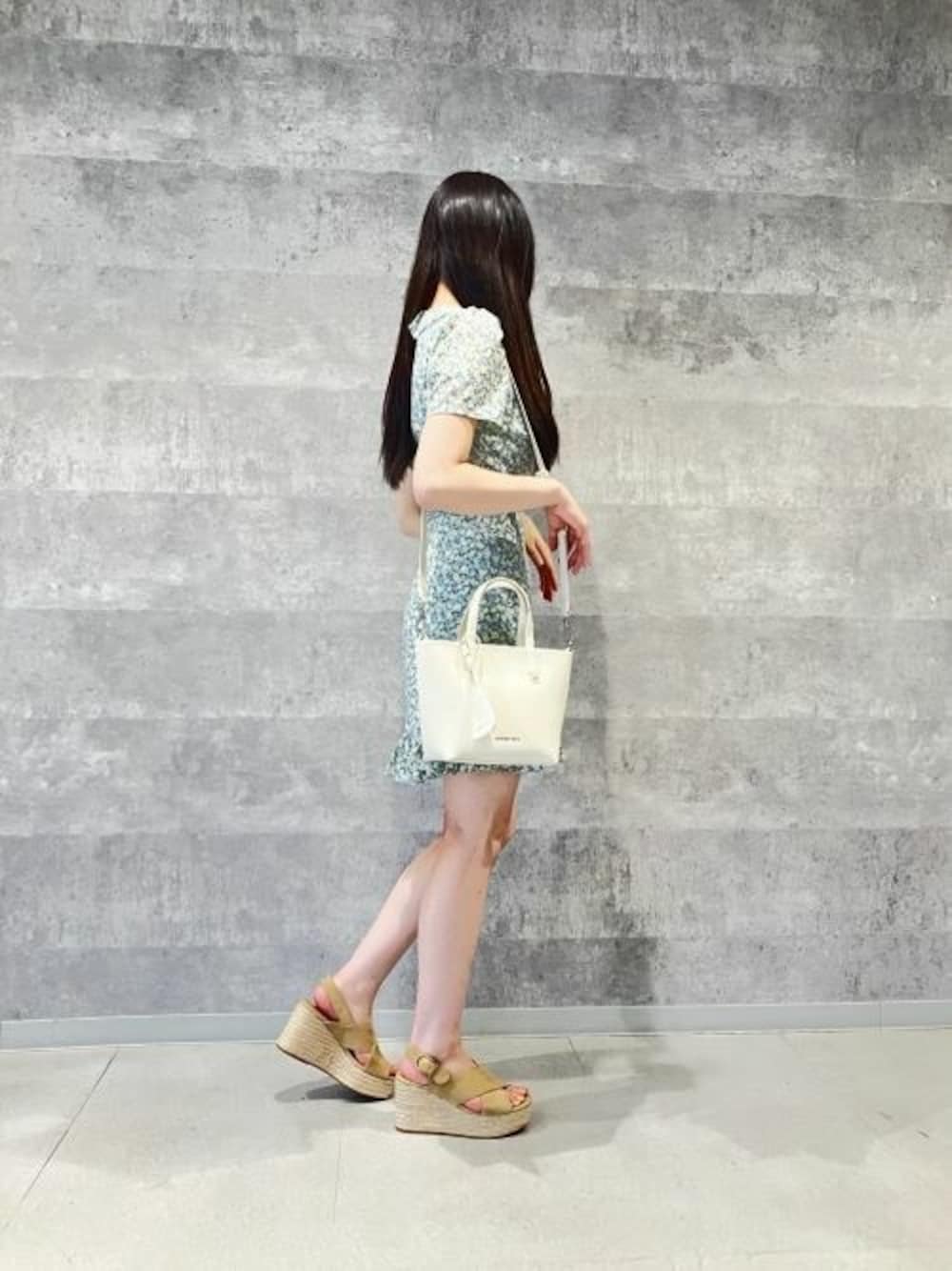「CHARLES & KEITHのBeryl ミニベリルトートバッグ（トートバッグ、ベージュ系）」を使った、CHARLES & KEITHさん（レディース・160cm）の夏コーディネートの1枚目の写真