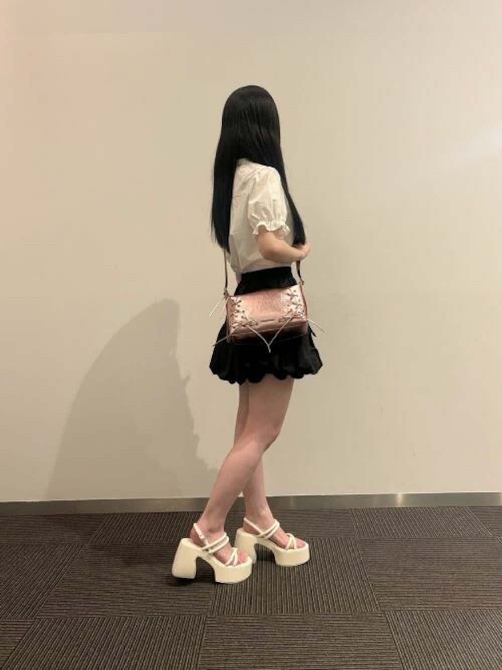 「CHARLES & KEITHのXylia ザイリア グロメットレースアップショルダーバッグ（ショルダーバッグ、ピンク系）」を使った、CHARLES & KEITHさん（レディース・160cm）の夏コーディネートの1枚目の写真