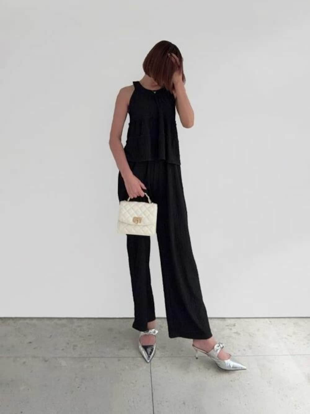 「CHARLES & KEITHのCressida クレシダ キルトプッシュロックトップハンドルバッグ（ハンドバッグ、ベージュ系）」を使った、CHARLES & KEITHさん（レディース・160cm）の夏コーディネートの1枚目の写真