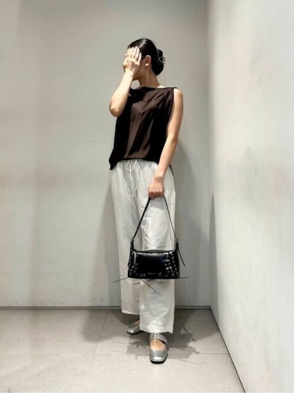 「CHARLES & KEITHのXylia ザイリア グロメットレースアップショルダーバッグ（ショルダーバッグ、ブラック系）」を使った、CHARLES & KEITHさん（レディース・160cm）の夏コーディネートの1枚目の写真