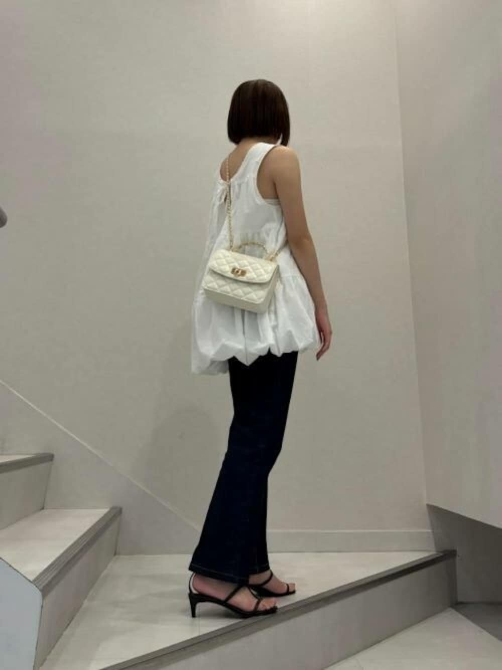 「CHARLES & KEITHのCressida クレシダ キルトプッシュロックトップハンドルバッグ（ハンドバッグ、ベージュ系）」を使った、CHARLES & KEITHさん（レディース・160cm）の夏コーディネートの1枚目の写真