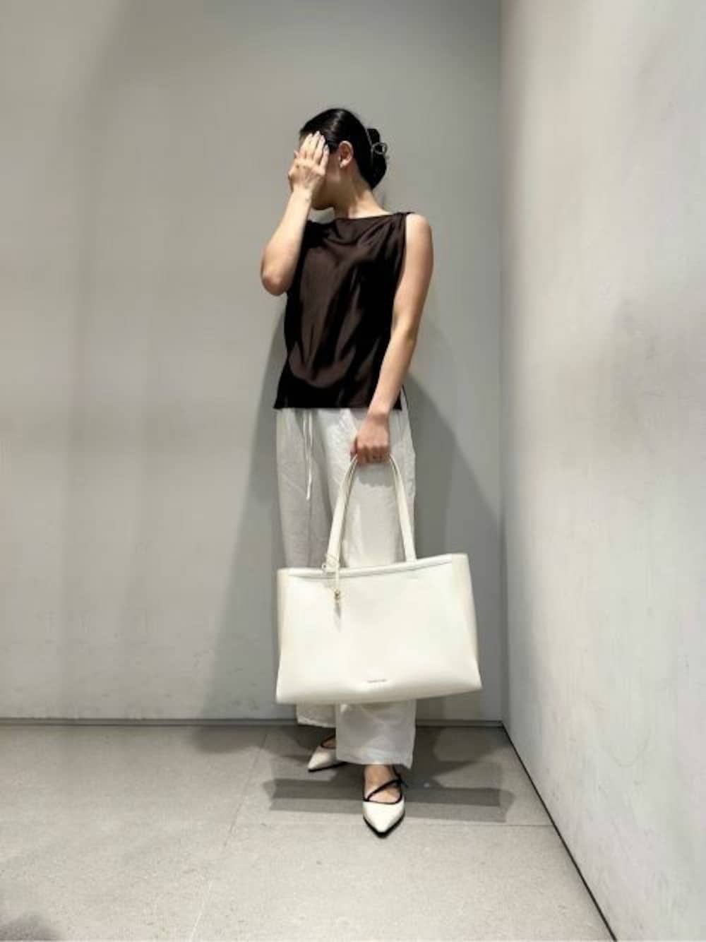 「CHARLES & KEITHのAugustine オーガスチン ダブルハンドルトートバッグ（トートバッグ、ベージュ系）」を使った、CHARLES & KEITHさん（レディース・160cm）の夏コーディネートの1枚目の写真