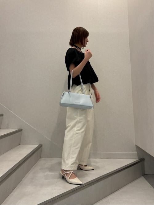 チャールズ&キース　オリビアトラペーズショルダーバック　（肩がけあり）シルバー Charles and Keith - チャールズ&キース オリビアトラペーズ