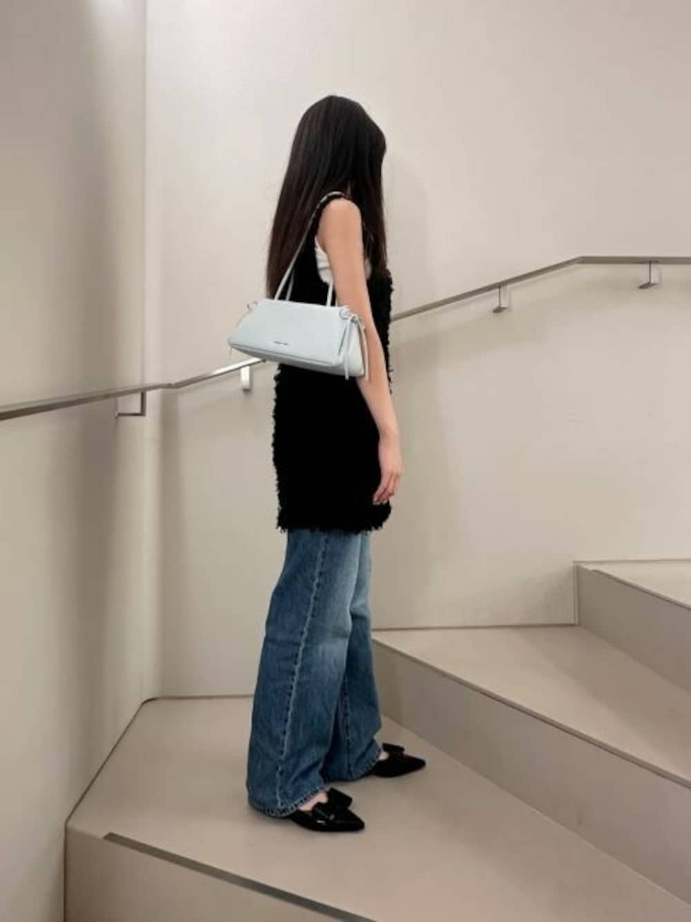 「CHARLES & KEITHのボウ イロンゲイティッドトラペーズショルダーバッグ（ショルダーバッグ、ブルー系）」を使った、CHARLES & KEITHさん（レディース・160cm）の夏コーディネートの1枚目の写真