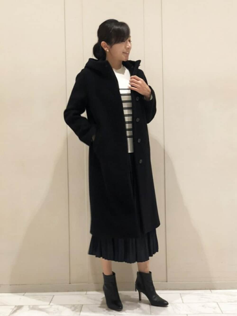 ブラック系のその他アウターを着用したレディースの秋コーディネートの1枚目の写真