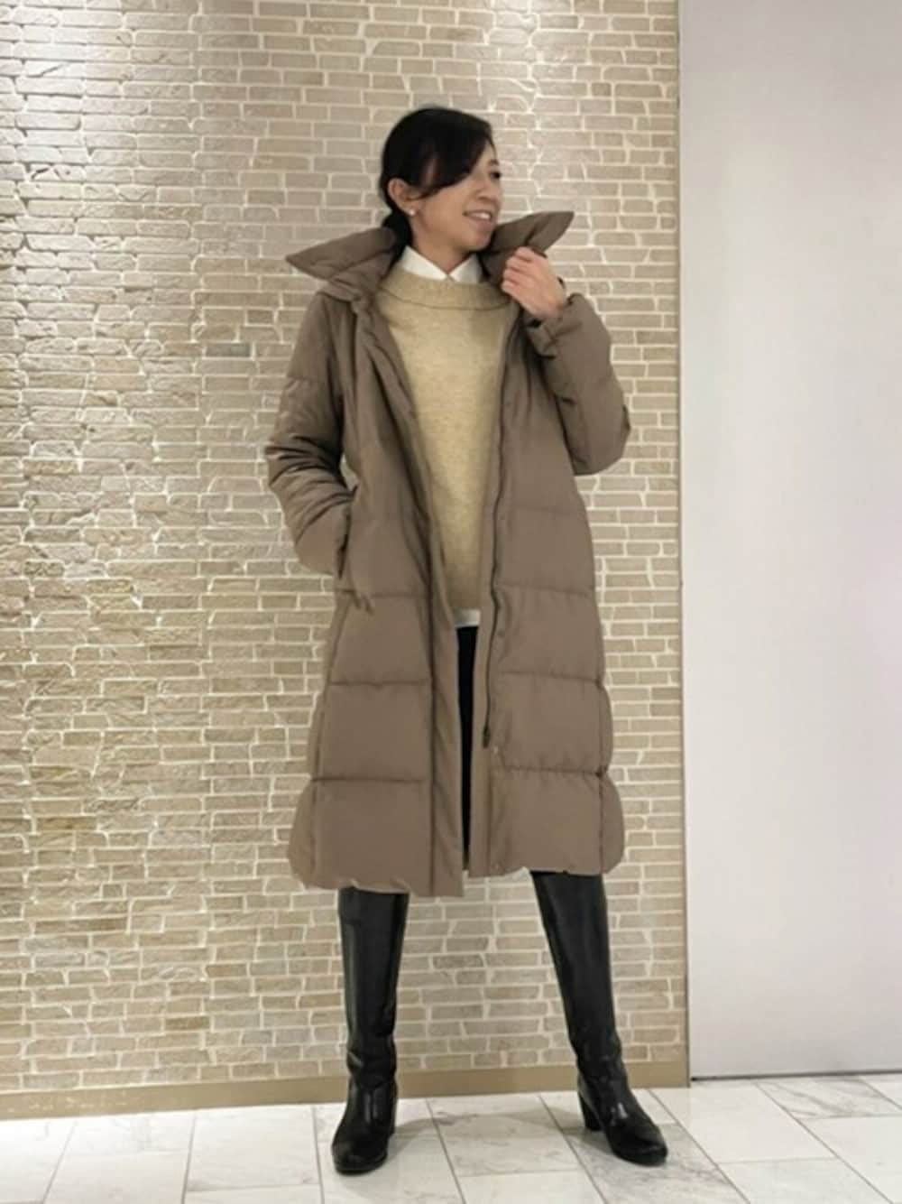 「白シャツ、ロングダウン、大人コーデ、mackintoshlondon、マッキントッシュロンドン、MACKINTOSH LONDON」｜「MACKINTOSH LONDONのハイカウントタフタダウンコート（ダウンジャケット/コート、ブラウン系）」を使った、orie.tさん（レディース・163cm）の冬コーディネートの1枚目の写真