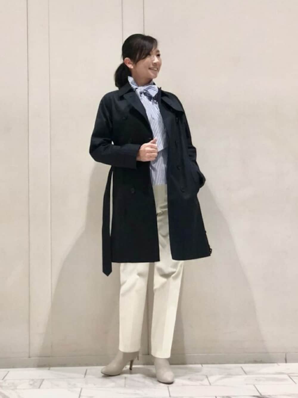 「トレンチコート、大人コーデ、ホワイトパンツ、スプリングコート、mackintoshlondon、マッキントッシュロンドン、MACKINTOSH LONDON」｜「MACKINTOSH LONDONの【FALKIRK/ファルカーク】ハイブリッドギャバジントレンチコート（トレンチコート、ブルー系）」を使った、orie.tさん（レディース・163cm）の春コーディネートの1枚目の写真