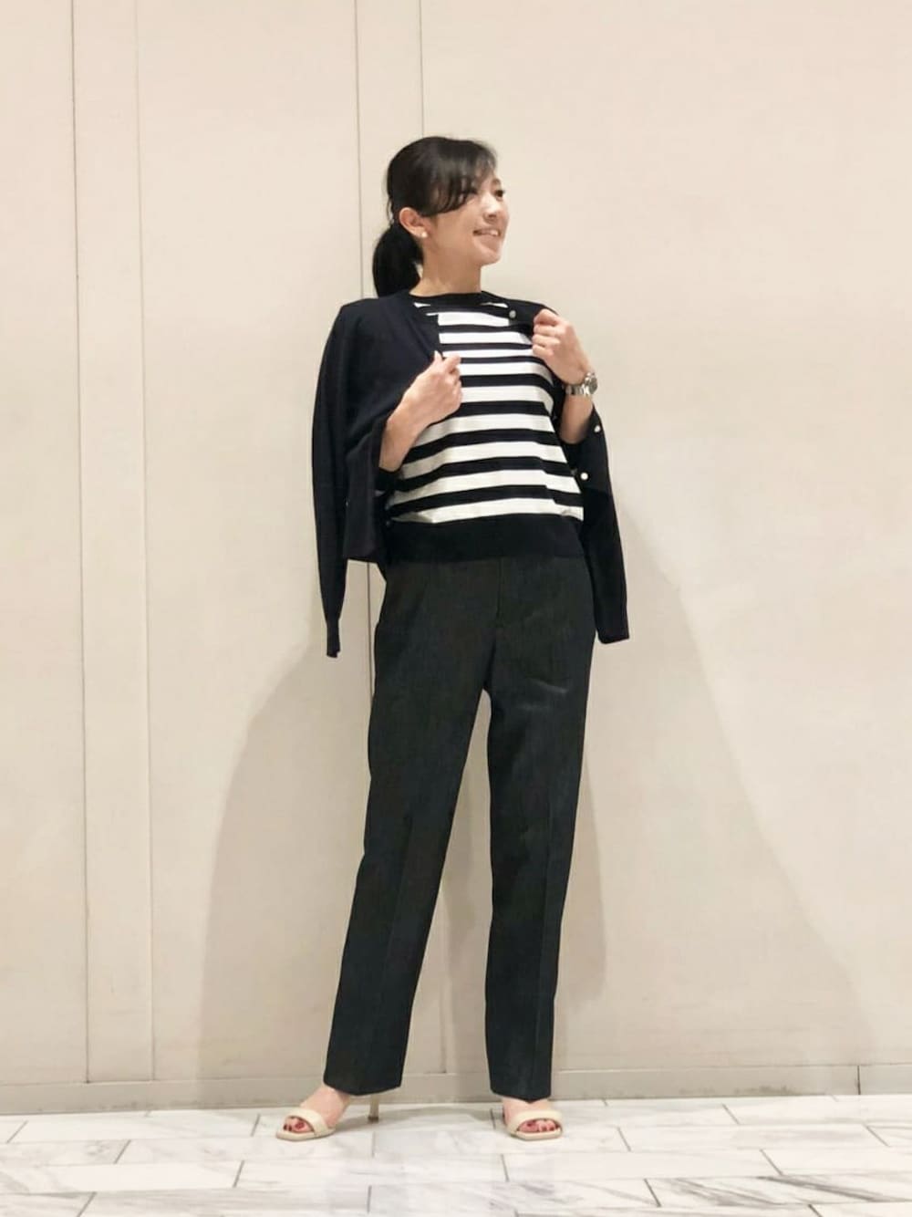「カーディガン、ボーダー、大人コーデ、ボーダートップス、カーディガンコーデ、mackintoshlondon、マッキントッシュロンドン、MACKINTOSH LONDON」｜「MACKINTOSH LONDONのリアクティブデニムパンツ（その他パンツ、ブラック系）」を使った、orie.tさん（レディース・163cm）の春コーディネートの1枚目の写真