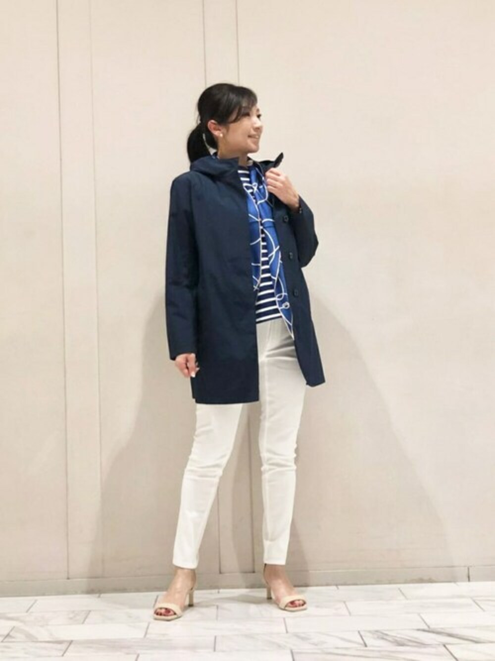 ブルー系のトレンチコート、ブルー系のTシャツ/カットソー、ホワイト系のその他パンツを着用したレディースの春コーディネートの1枚目の写真