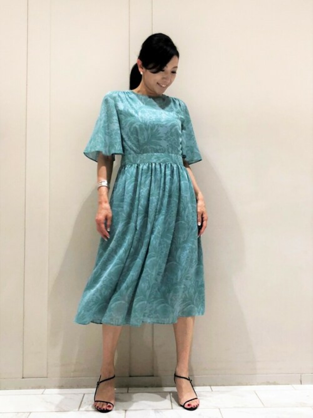「ワンピース、大人コーデ、上品コーデ、mackintoshlondon、マッキントッシュロンドン、MACKINTOSH LONDON」｜「MACKINTOSH LONDONの【BIBURY FLOWER 001】ドローイングシャドーバイブリーワンピース（ワンピース、ブルー系）」を使った、orie.tさん（レディース・163cm）の春コーディネートの1枚目の写真