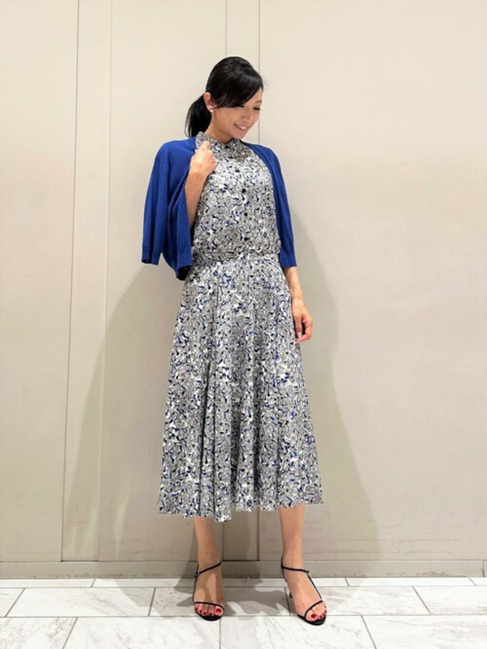 ブルー系のカーディガン/ボレロ、ブルー系のシャツ/ブラウス、ブルー系のスカートを着用したレディースの夏コーディネートの1枚目の写真