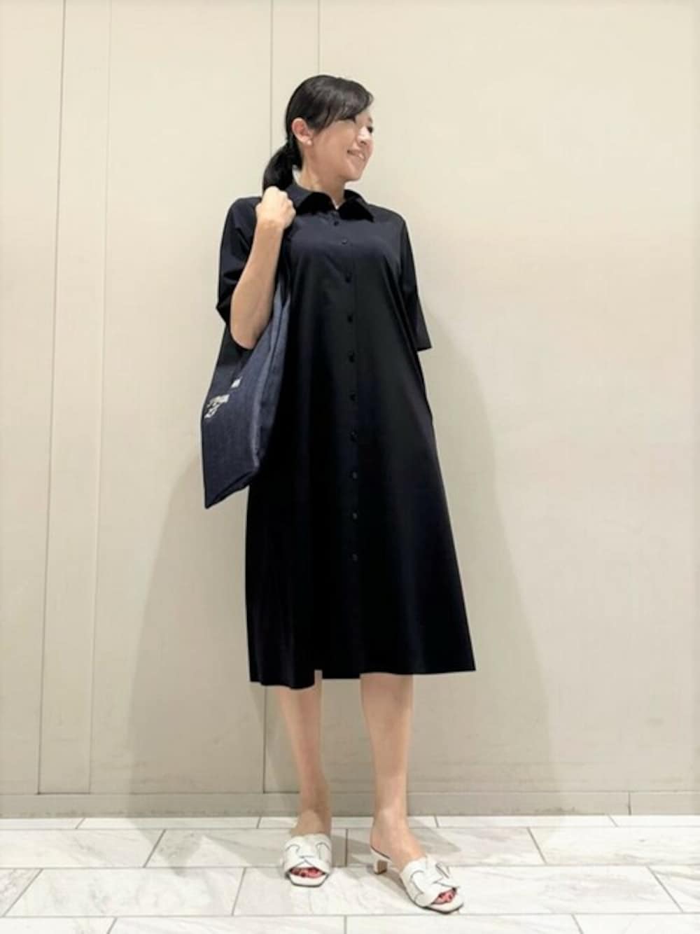 ブルー系のワンピース、ブルー系のショルダーバッグを着用したレディースの夏コーディネートの1枚目の写真