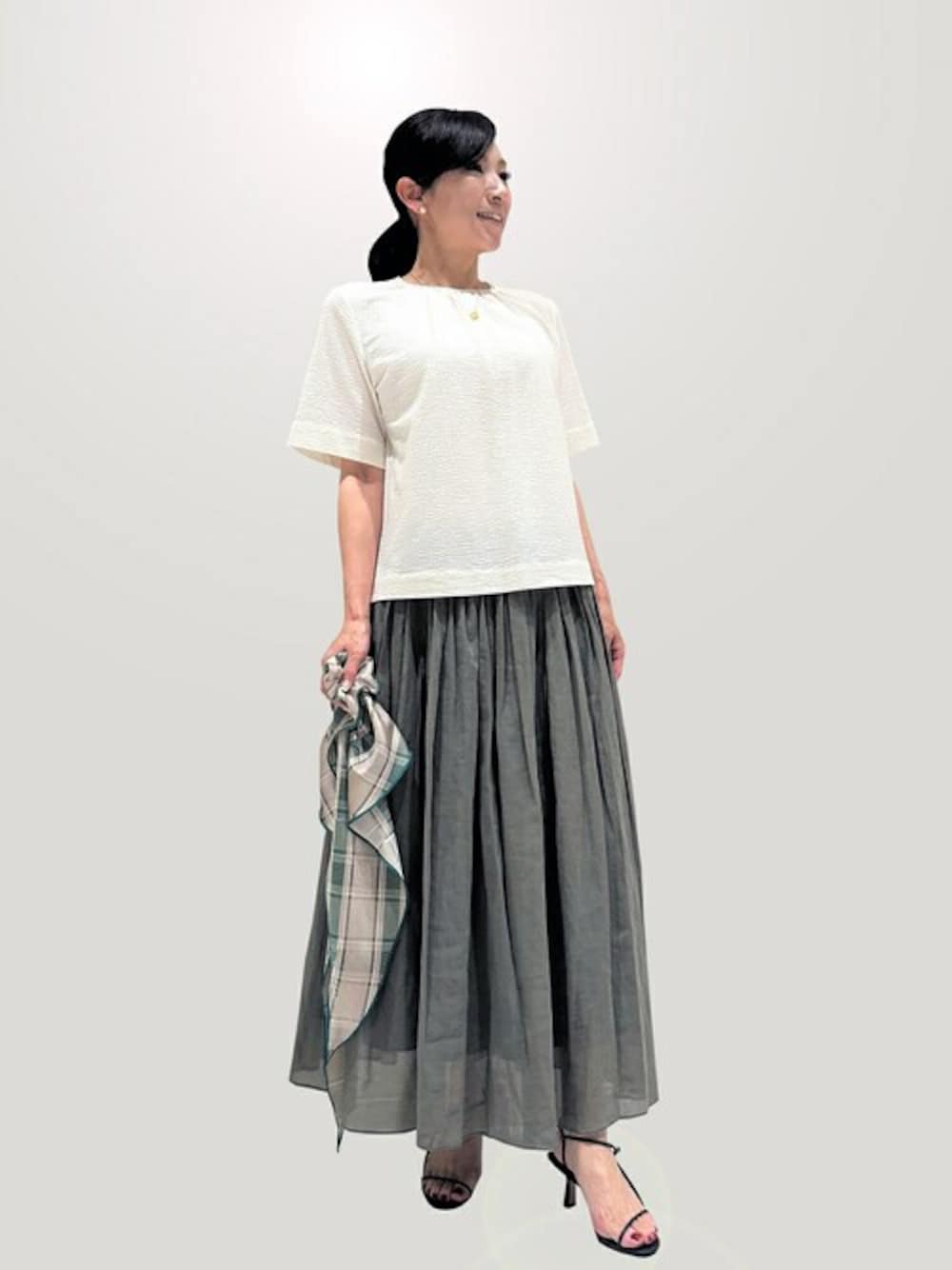 「マキシスカート、ロングスカート、ボリュームスカート、マキシ丈スカート、大人コーデ、mackintoshlondon、マッキントッシュロンドン、MACKINTOSH LONDON」｜「MACKINTOSH LONDONのサッカーストレッチプルオーバー（Tシャツ/カットソー、ホワイト系）」を使った、orie.tさん（レディース・163cm）の夏コーディネートの1枚目の写真