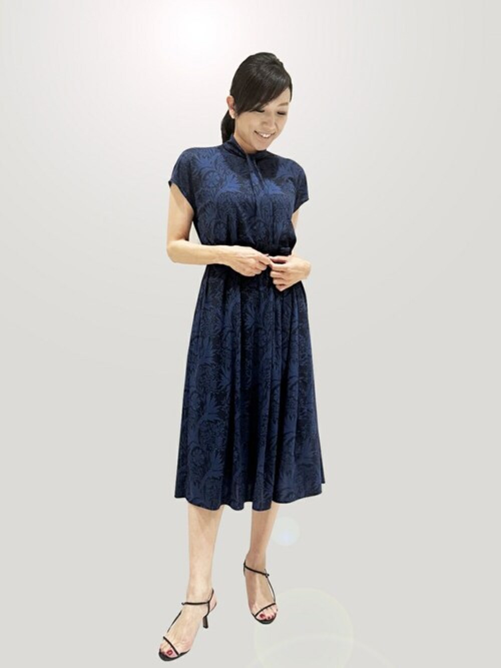 「ワンピース、大人コーデ、フェミニン、大人ガーリー、mackintoshlondon、マッキントッシュロンドン、MACKINTOSH LONDON」｜「MACKINTOSH LONDONの【予約販売】【BIBURY FLOWER 001】シャドーバイブリーワンピース（ワンピース、ブルー系）」を使った、orie.tさん（レディース・163cm）の夏コーディネートの1枚目の写真