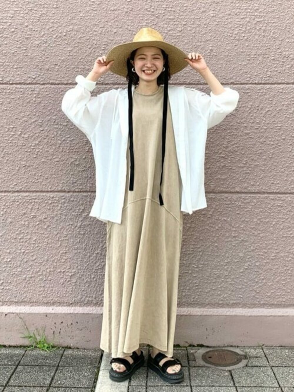 ブラウン系のワンピース、ホワイト系のシャツ/ブラウスを着用したレディースの夏コーディネートの1枚目の写真