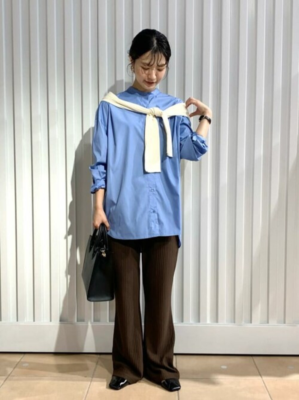 ブルー系のシャツ/ブラウス、ブラウン系のその他パンツ、ブラック系のショルダーバッグを着用したレディースの夏コーディネートの1枚目の写真