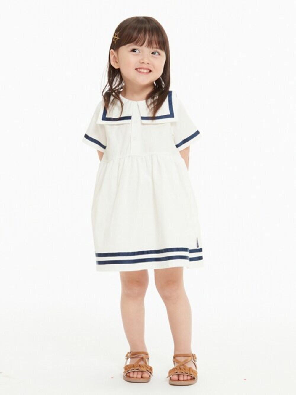 「ワンピース、キッズコーデ、キッズ、マリンコーデ、女の子、夏コーデ、女の子コーデ、ムージョンジョン、moujonjon、キッズファッション」｜「Moujonjonの素材込セーラーワンピース（ワンピース、ホワイト系）」を使った、こどもの森e-shopさん（キッズ・90cm）の春コーディネートの1枚目の写真