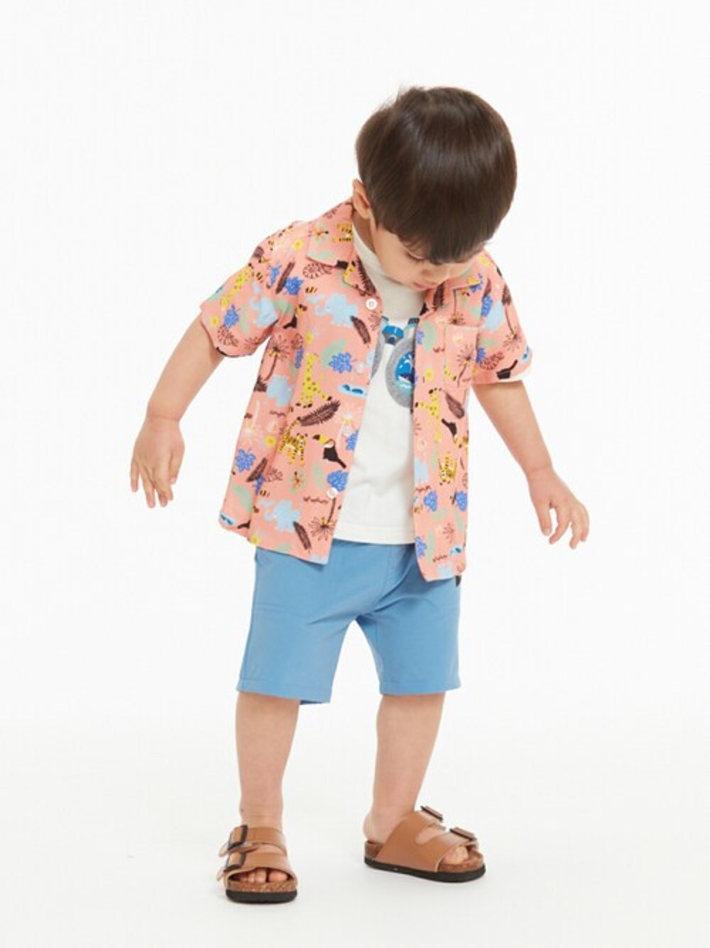 「キッズコーデ、男の子、プチプラコーデ、夏コーデ、男の子コーデ、ムージョンジョン、moujonjon、キッズファッション、こどもの森、こどもの森eshop」｜「Moujonjonのアニマル柄オープンカラーシャツ（シャツ/ブラウス、ピンク系）」を使った、こどもの森e-shopさん（キッズ・90cm）の春コーディネートの1枚目の写真