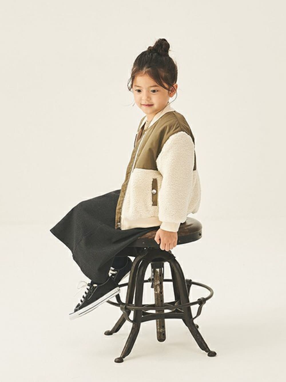 「ブルゾン、ジャケット、アウター、MA-1、ジャケットスタイル、ジャケットコーデ、daddy oh daddy、MA-1×パーカー、アウターコーデ、ダディオダディ」｜「Daddy Oh DaddyのボアＭＡ－１（MA-1、ホワイト系）」を使った、こどもの森e-shopさん（キッズ・110cm）の冬コーディネートの1枚目の写真