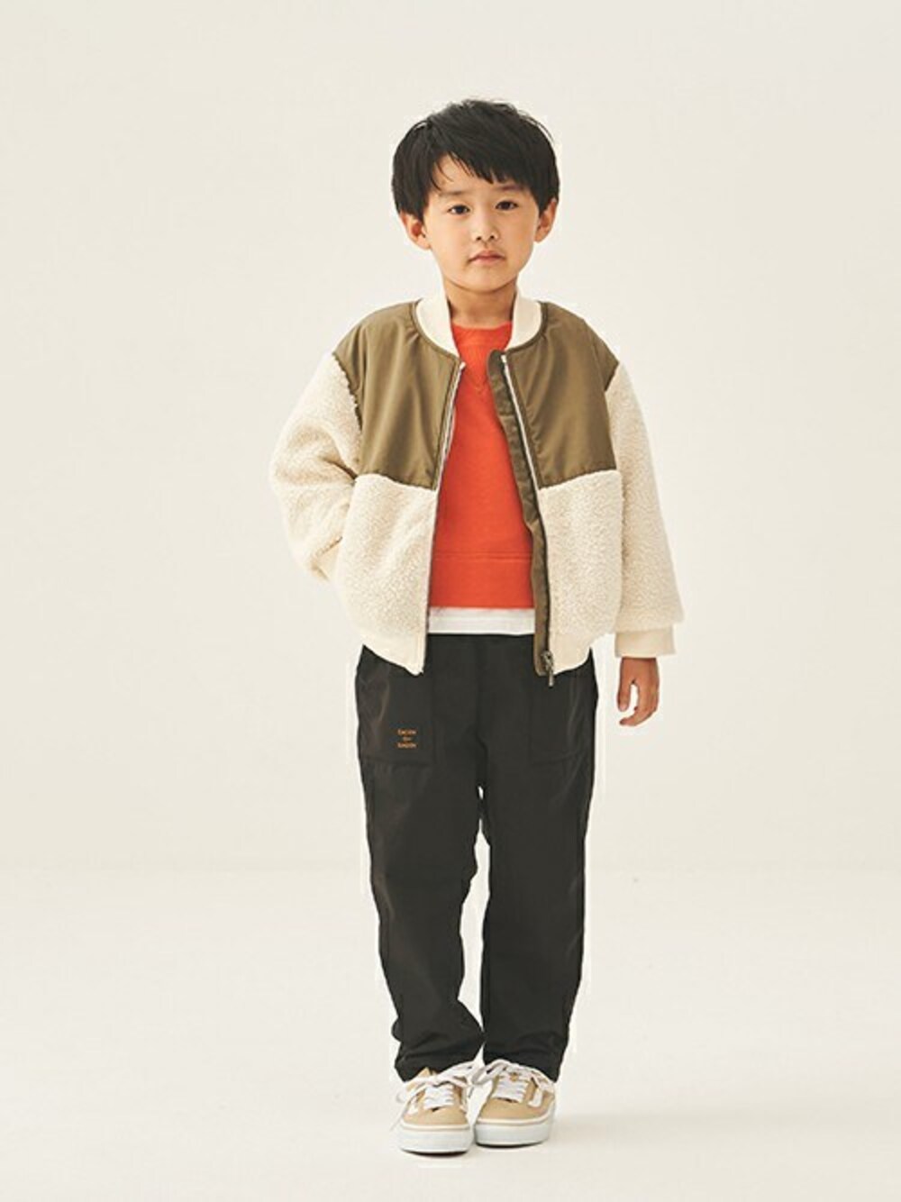 「ブルゾン、スウェット、ジャケット、アウター、アウトドア、アウトドアスタイル、トレーナー、男の子コーデ、daddy oh daddy、ダディオダディ」｜「Daddy Oh DaddyのボアＭＡ－１（MA-1、ホワイト系）」を使った、こどもの森e-shopさん（キッズ・110cm）の冬コーディネートの1枚目の写真
