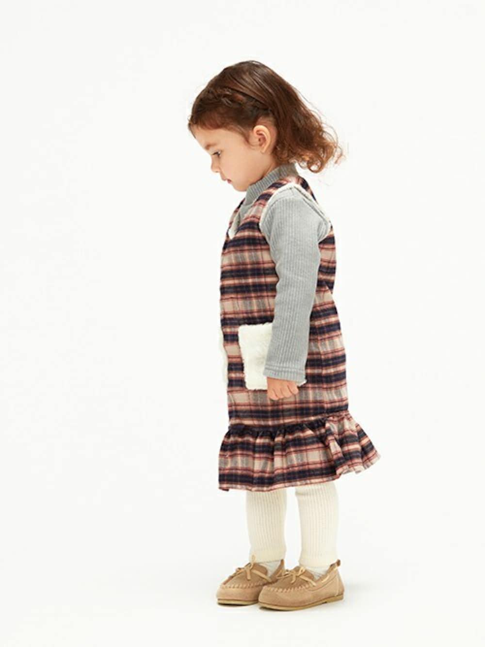 「ワンピース、チェック柄、チェックワンピース、ワンピーススタイル、女の子コーデ、通学コーデ、ムージョンジョン、moujonjon、着まわしコーデ、ワンピースコーデ」｜「MoujonjonのニットコールハイネックＴシャツ（Tシャツ/カットソー、グレー系）」を使った、こどもの森e-shopさん（キッズ・90cm）の冬コーディネートの1枚目の写真