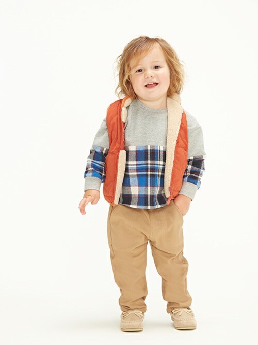 「チェックシャツ、Tシャツ、ベスト、リバーシブル、リバーシブルベスト、男の子コーデ、ムージョンジョン、moujonjon、ベストコーデ、男の子ファッション」｜「Moujonjonのリバーシブルベスト（ダウンベスト、レッド系）」を使った、こどもの森e-shopさん（キッズ・90cm）の冬コーディネートの1枚目の写真