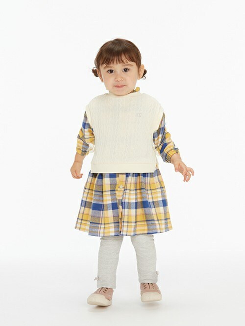 イエロー系のワンピースを着用したキッズの冬コーディネートの1枚目の写真