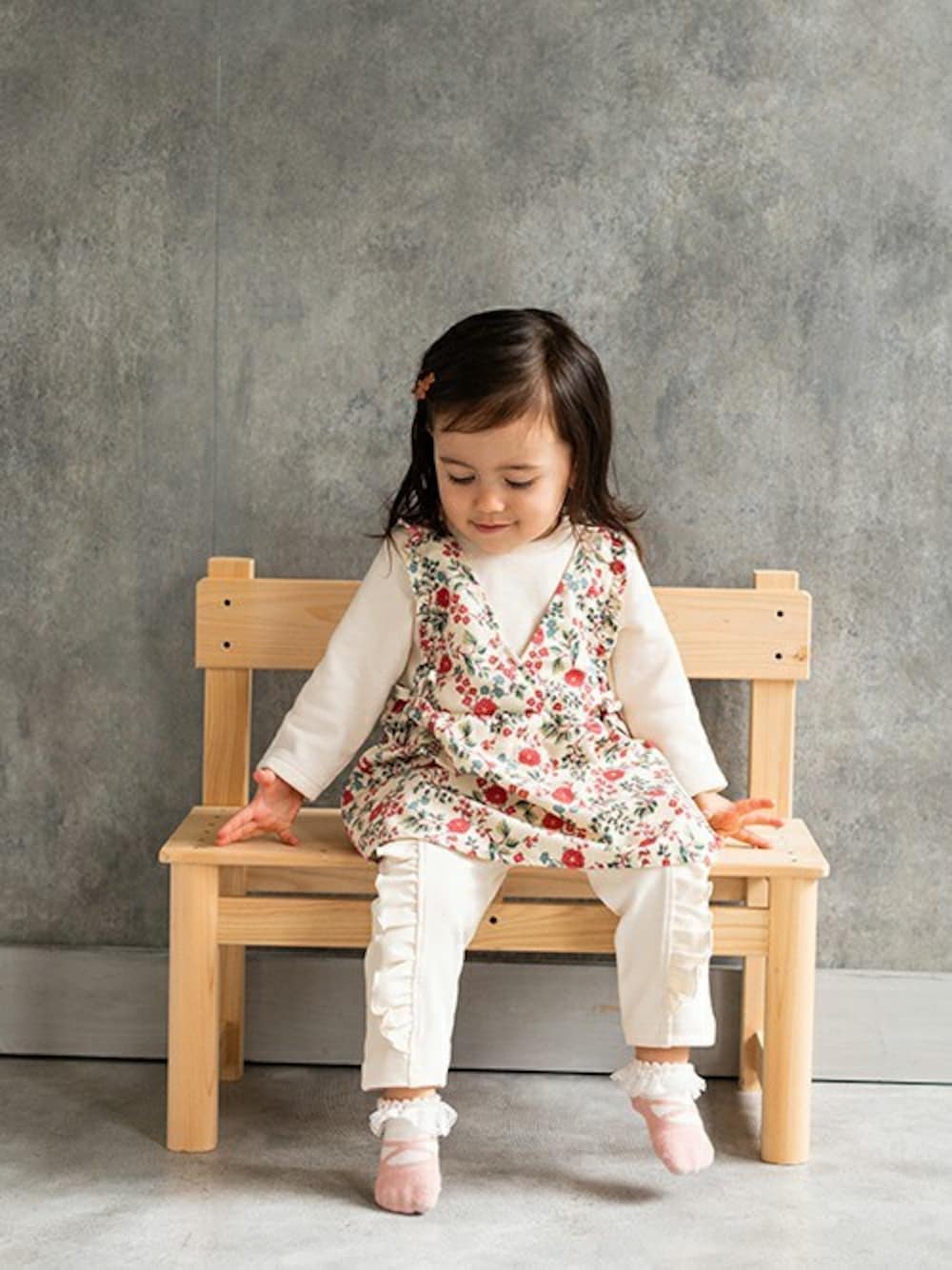 ホワイト系のワンピース、ホワイト系のその他パンツを着用したキッズの冬コーディネートの1枚目の写真