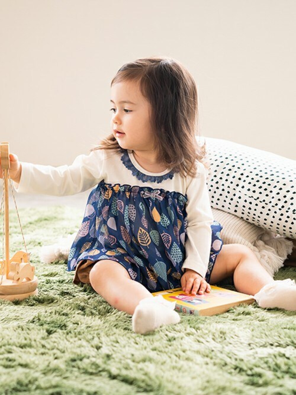 ホワイト系のTシャツ/カットソーを着用したキッズの冬コーディネートの1枚目の写真