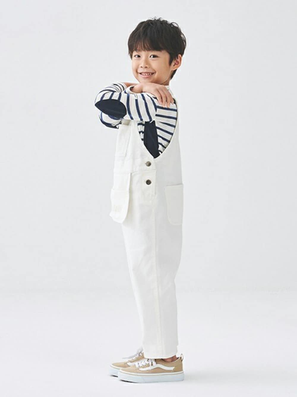 「アウトドア、アウトドアスタイル、サロペット、サロペ、子供服、サロペットコーデ、サロペットパンツ、daddy oh daddy、子供服コーデ、ダディオダディ」｜「Daddy Oh Daddyの脇配色ボーダー長袖Ｔシャツ（Tシャツ/カットソー、ブルー系）」を使った、こどもの森e-shopさん（キッズ・110cm）の冬コーディネートの1枚目の写真
