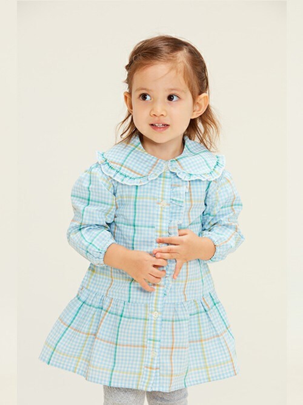 「ワンピース、チェック柄、子供服、チェックワンピース、ワンピーススタイル、ムージョンジョン、moujonjon、チェック柄ワンピース、ワンピースコーデ、子供服コーデ」｜「Moujonjonのチェック柄シャツワンピース（ワンピース、ブルー系）」を使った、こどもの森e-shopさん（キッズ・90cm）の冬コーディネートの1枚目の写真