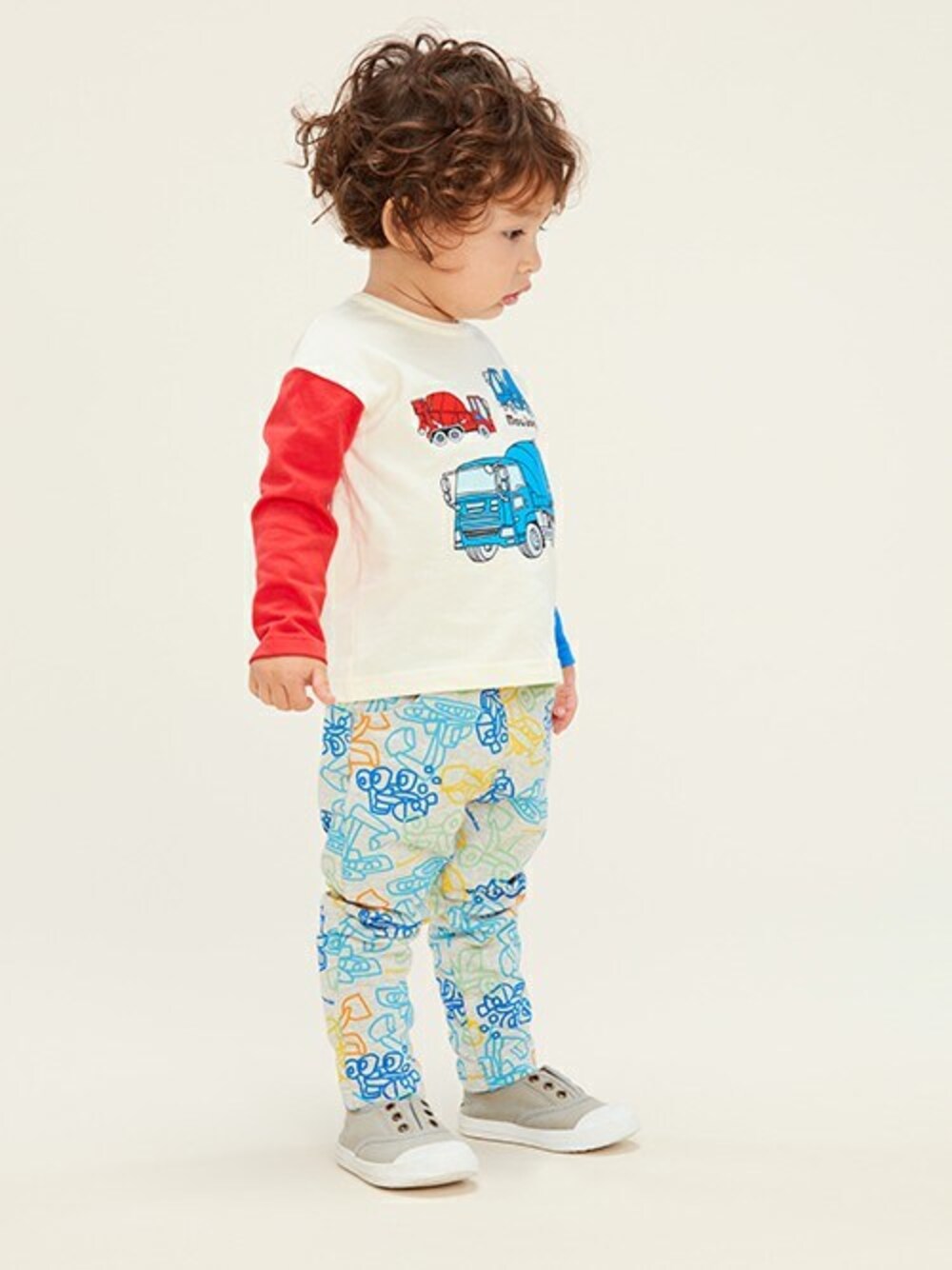 「Tシャツ、車、お出かけコーデ、男の子、男の子コーデ、車柄、Tシャツコーデ、ムージョンジョン、moujonjon、男の子ファッション」｜「Moujonjonの働く車プリント長袖Ｔシャツ（Tシャツ/カットソー、ホワイト系）」を使った、こどもの森e-shopさん（キッズ・90cm）の冬コーディネートの1枚目の写真