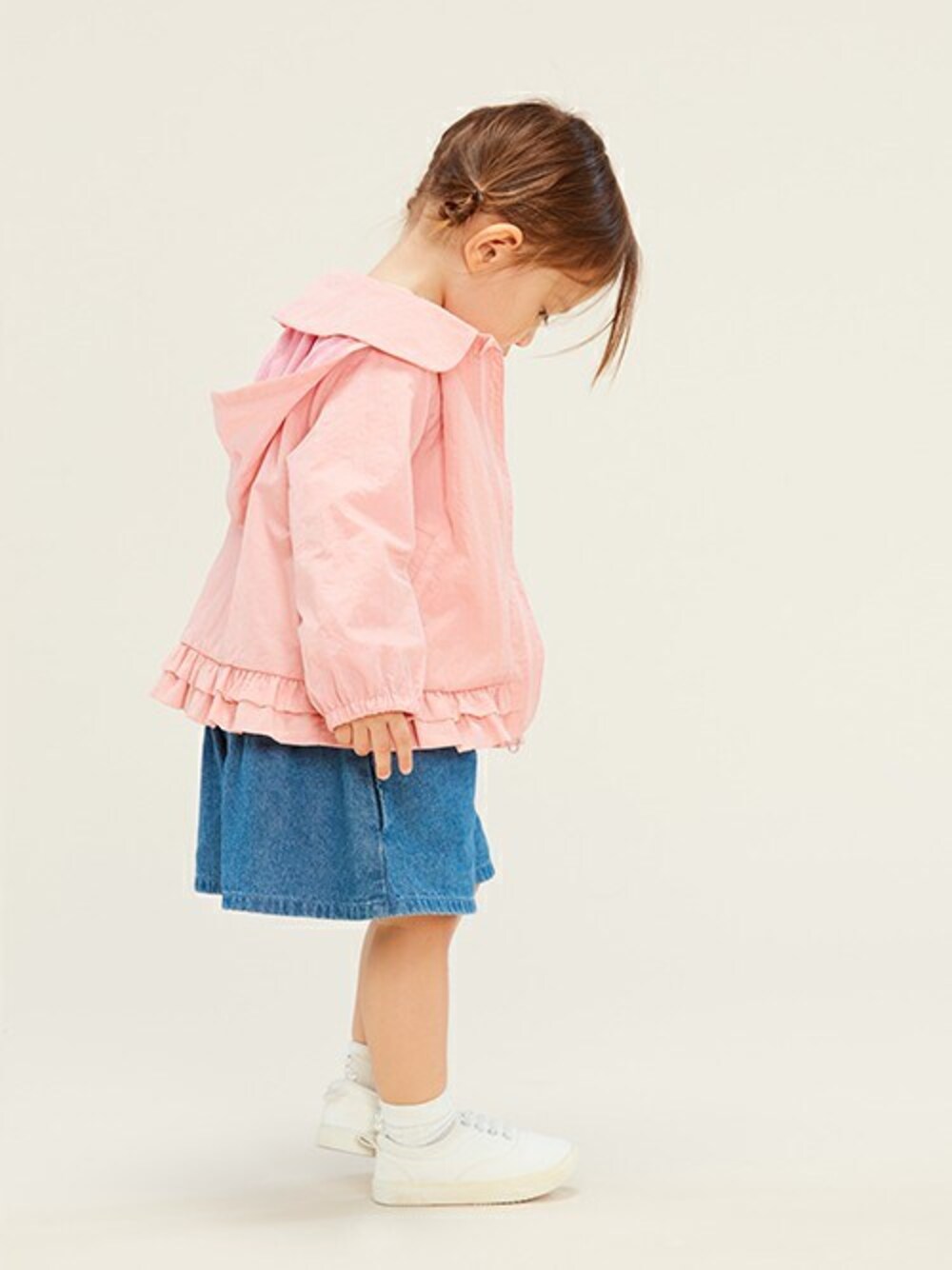 「パーカー、ナイロンジャケット、ナイロンパーカー、お花見、お花見コーデ、女の子コーデ、パーカーコーデ、ムージョンジョン、moujonjon、お出掛けコーデ」｜「Moujonjonの小花・無地ポリエステルジャケット（ナイロンジャケット、ピンク系）」を使った、こどもの森e-shopさん（キッズ・90cm）の春コーディネートの1枚目の写真