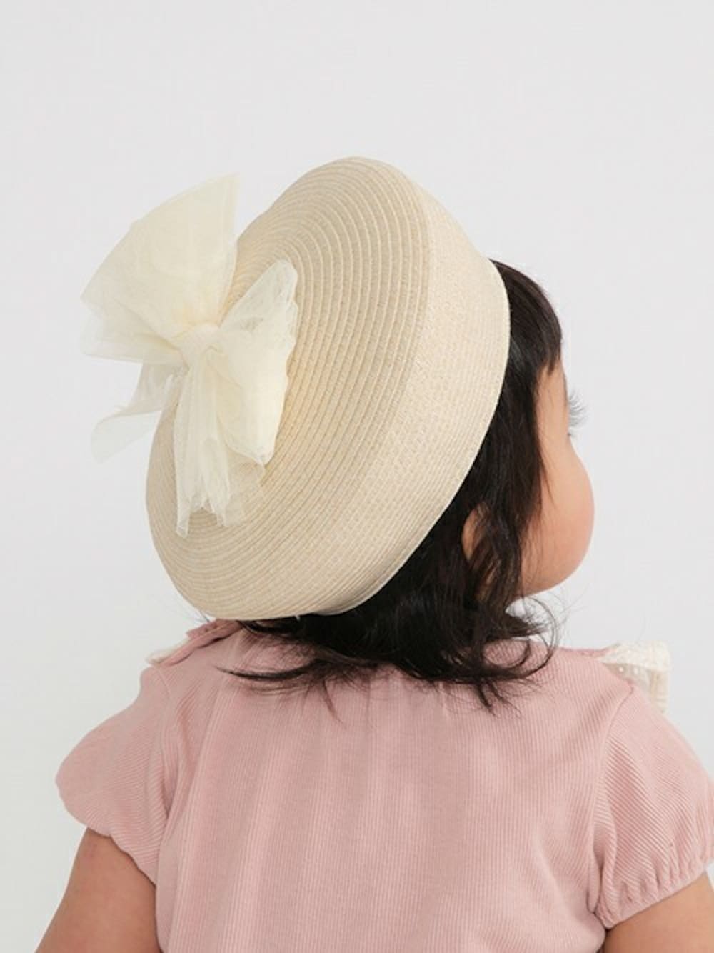 「ハット、帽子、麦わら帽子、麦わらハット、ぼうし、kidszoo、チュールリボン、キッズズー、女の子ファッション、洗える帽子」｜「kids zooのチュールリボン付き洗ってたためる帽子・ハット（ハンチング/ベレー帽、ホワイト系）」を使った、こどもの森e-shopさん（キッズ・80cm）の春コーディネートの1枚目の写真