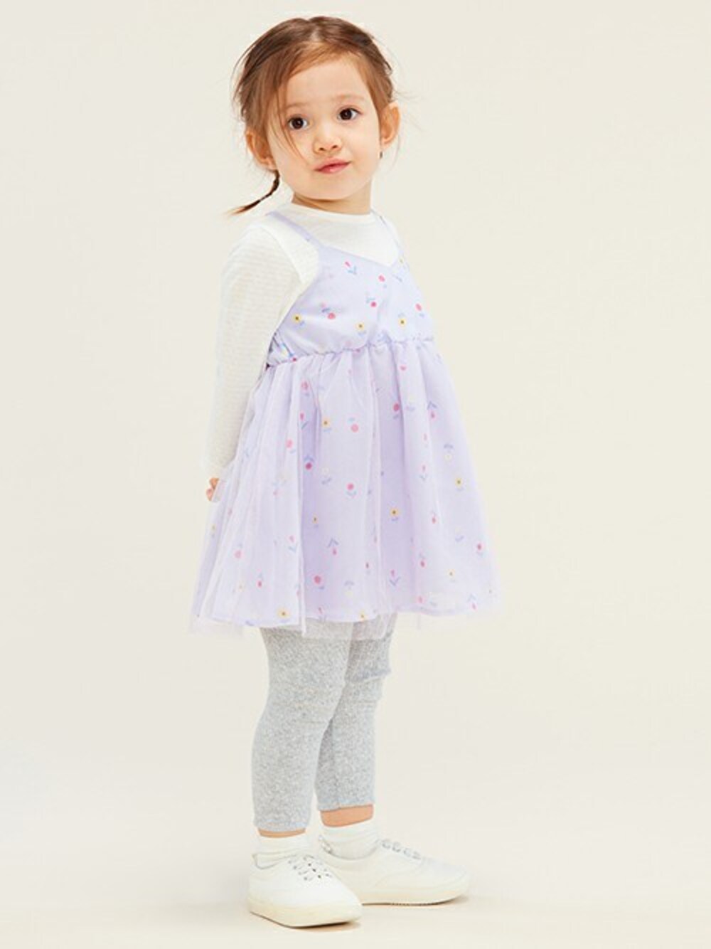 「ワンピース、ワンピ、春コーデ、ワンピーススタイル、女の子コーデ、ムージョンジョン、チュールワンピ、moujonjon、ワンピースコーデ、女の子ファッション」｜「Moujonjonの小花柄シフォン＆チュール長袖ワンピース（ワンピース、パープル系）」を使った、こどもの森e-shopさん（キッズ・90cm）の春コーディネートの1枚目の写真