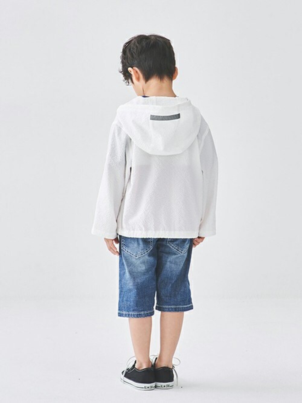 「パーカー、Tシャツ、ハーフパンツ、男の子、男の子コーデ、パーカーコーデ、Tシャツコーデ、daddy oh daddy、ダディオダディ、男の子ファッション」｜「Daddy Oh Daddyのシアサッカー袖ロールアップパーカー（パーカー、ホワイト系）」を使った、こどもの森e-shopさん（キッズ・110cm）の春コーディネートの1枚目の写真